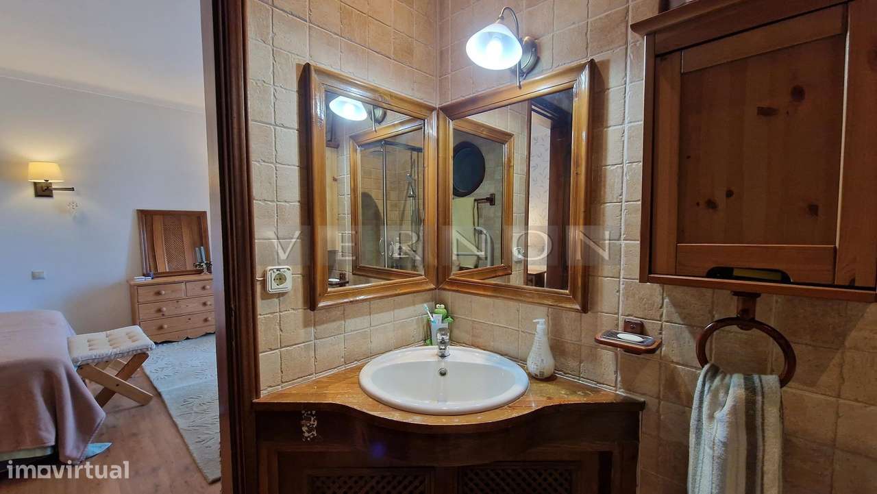 Charmosa e espaçosa moradia com 3 quartos e piscina para venda entre L-24