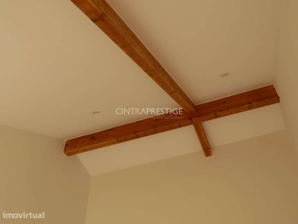 Moradia T2 totalmente recuperada em Almoçageme-14