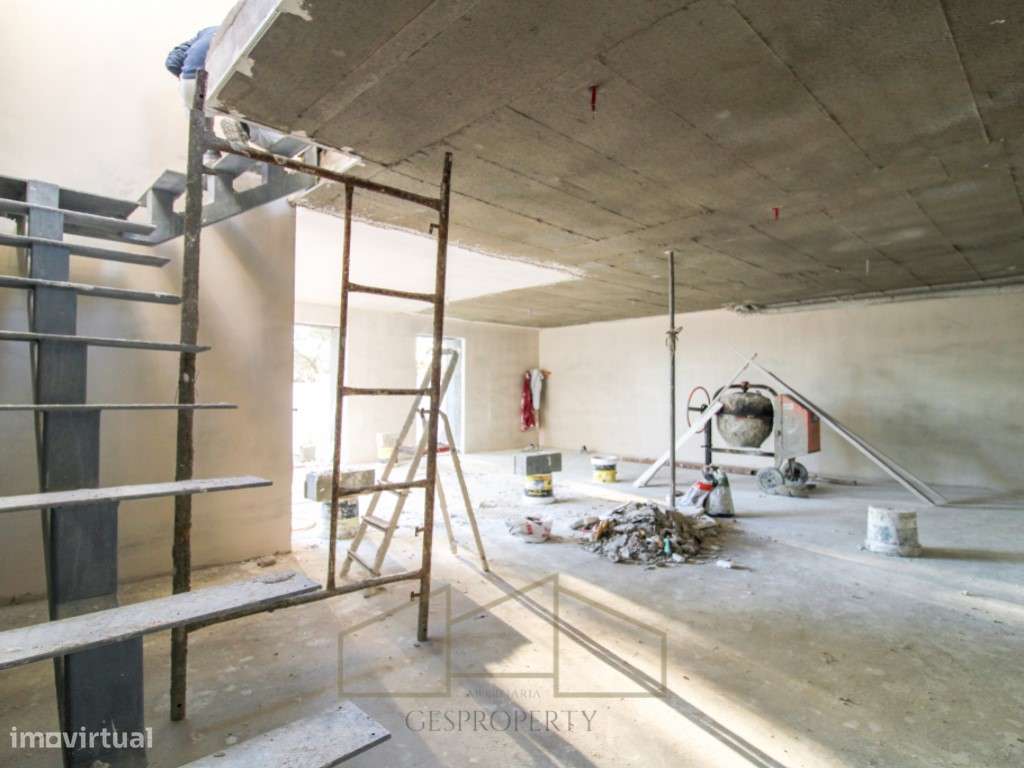 Moradia T4 Geminada com piscina na Sobreda-30