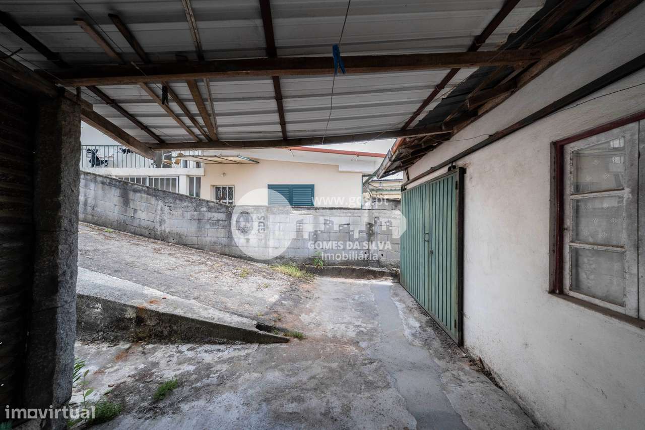 Moradia Bifamiliar T6 em Nogueira, Braga-35