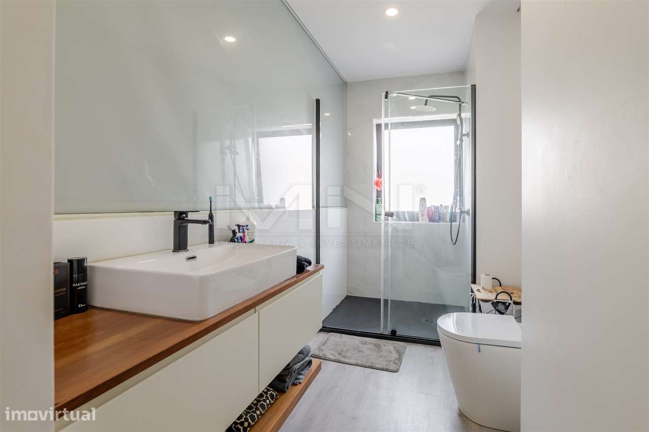 Moradia T4 de 4 Frentes: Elegância e Versatilidade a 2km do Freixo-10