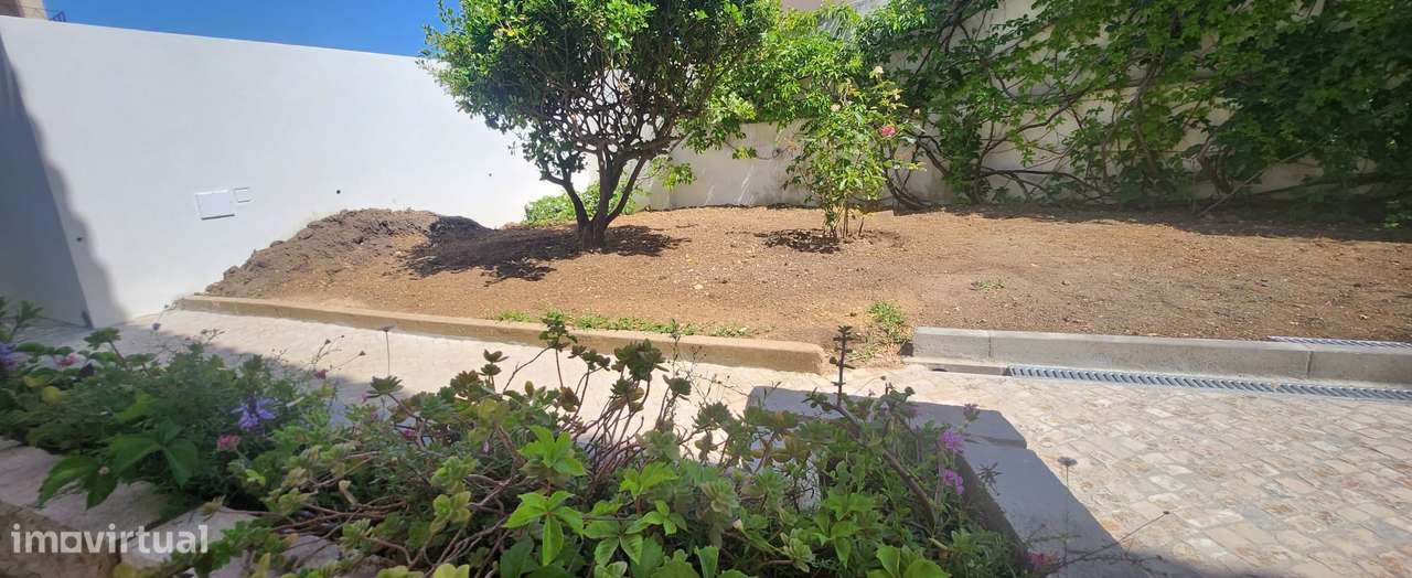 Moradia de Charme Reabilitada no centro da Parede com 434m² de Terreno-51
