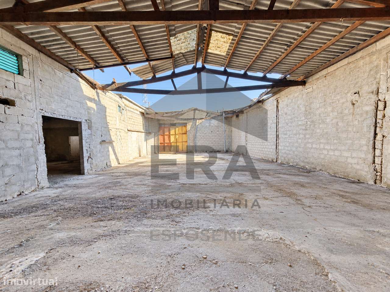 Amorim: Terreno de 1.775 m² com Moradia e Armazém-3