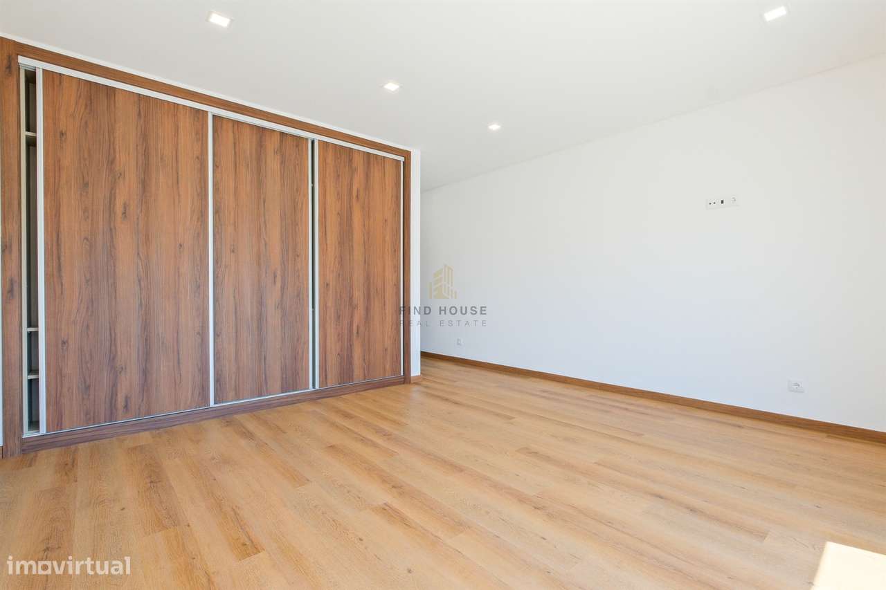 Vende-se Moradia Isolada T4 com garagem, piscina e jardim em Albarraqu-34