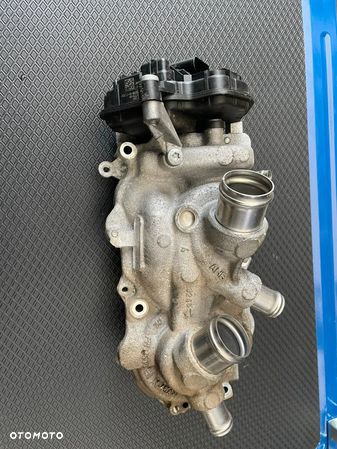 VW PASSAT B7 POMPA WODY OBUDOWA TERMOSTATU 05E907593 - 1