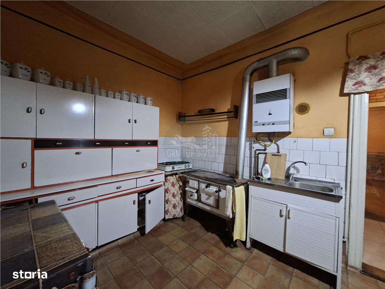 Casa 4 camere pivnita curte individuala Zona Lazaret-8