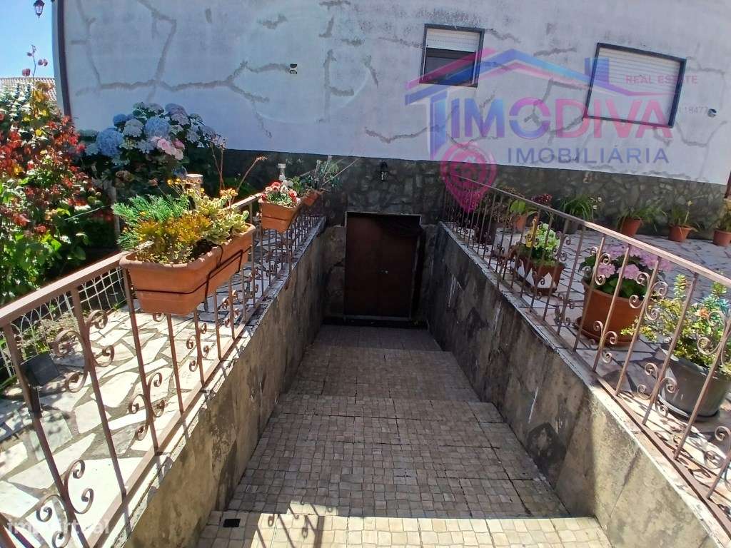 Moradia térrea T4, com churrasqueira e jardim em Arega-56