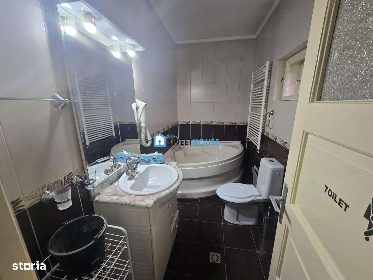 Casa de vanzare  cu 3 camere ,  central in Fagaras-4