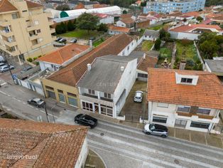 Moradia Inacabada para comércio e habitação ou duas habitações