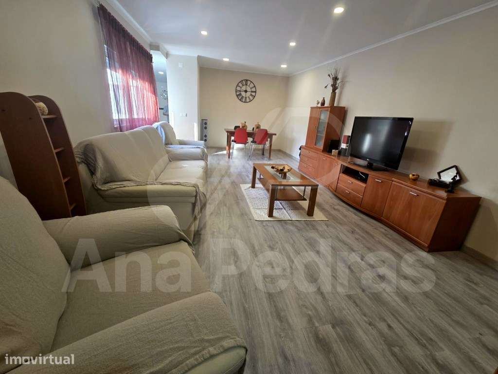 Moradia Bi-Familiar Totalmente Remodelada com Logradouro e Elevado ...-9