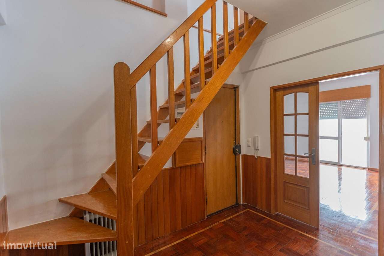 T2 Duplex com 101 m2 e 2 WC – Um apto. diferente na Amadora-9