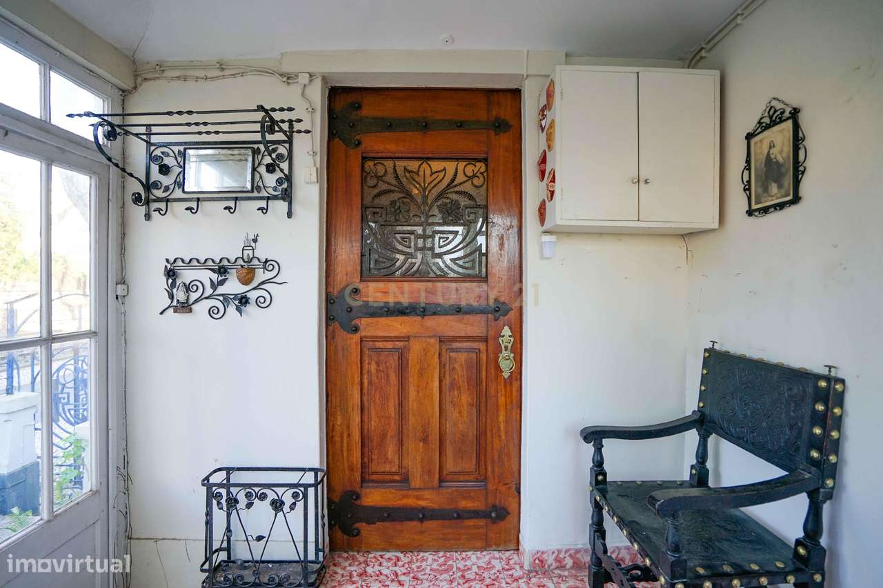 Moradia independente T6, situada no coração da linha de Cascais, junto-50