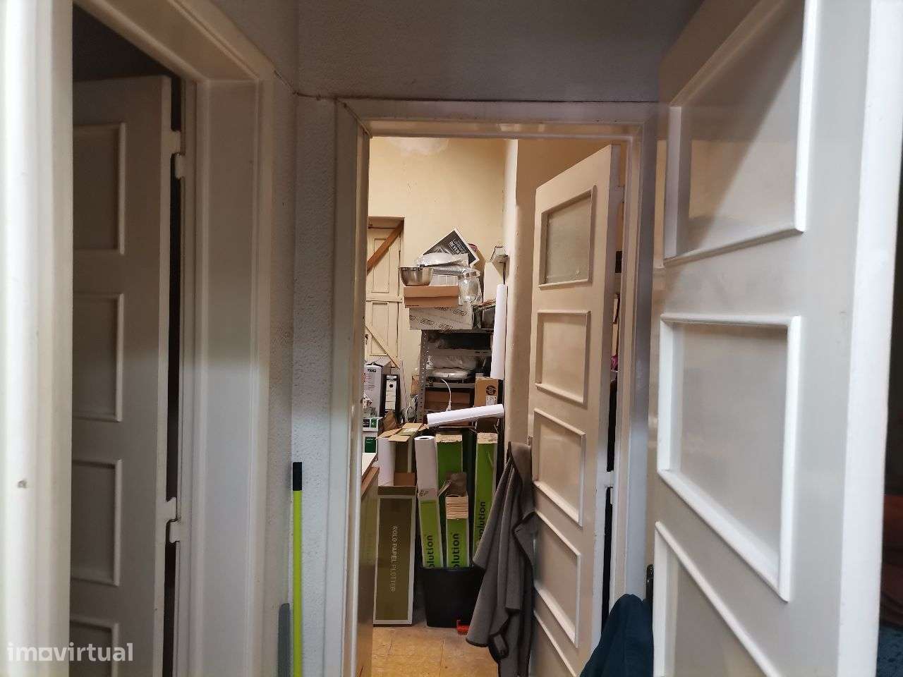 Papelaria Tabacaria em funcionamento, passagem de peões,e transportes-13