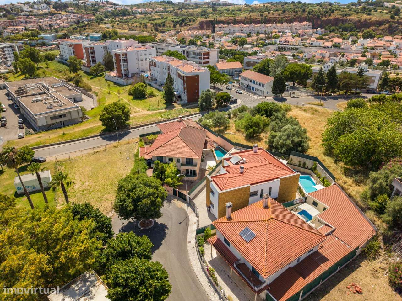 Moradia T4+1 com piscina e jardim, no Murganhal, Caxias-2