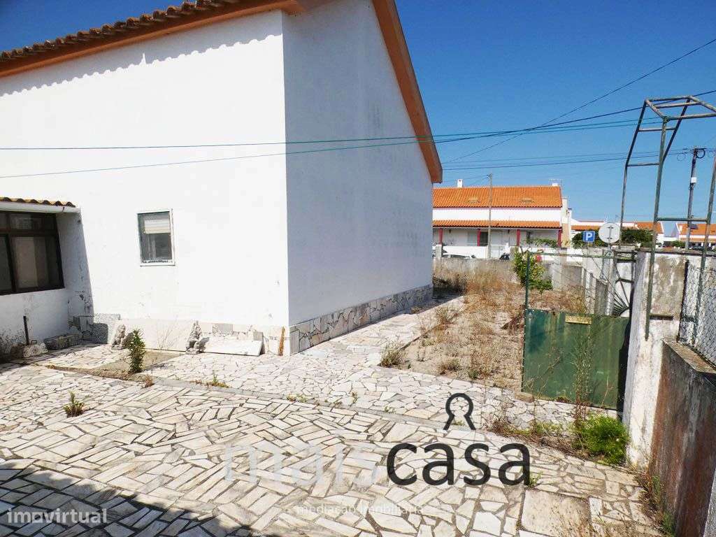 Moradia T2 com Quintal, Anexos e Garagem !-7