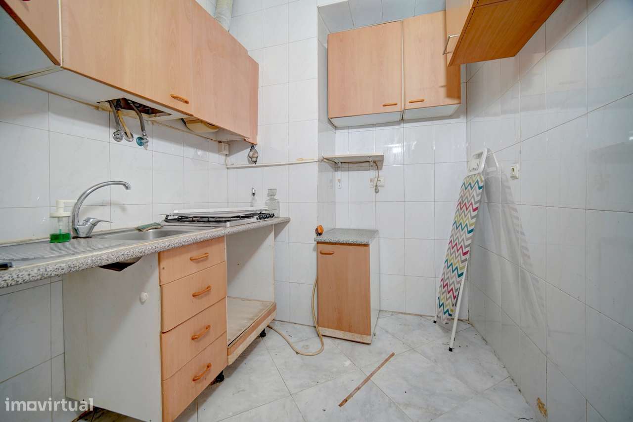 T1 para remodelar com pequeno terraço Alcântara-11