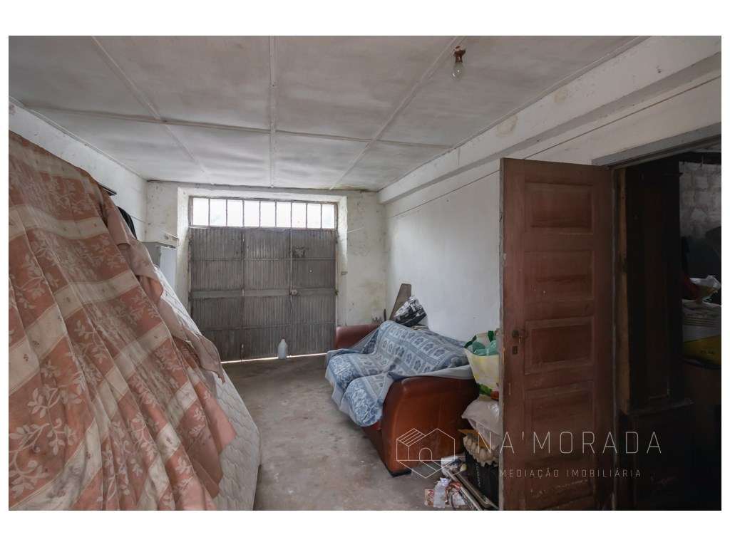 Propriedade para restauro em pleno centro de Santa Maria da Feira-25
