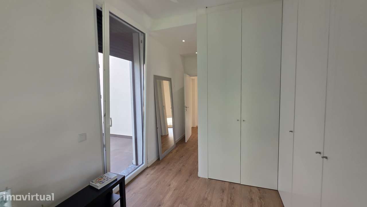 Viva numa moradia T4 isolada com jardim e vista mar-17