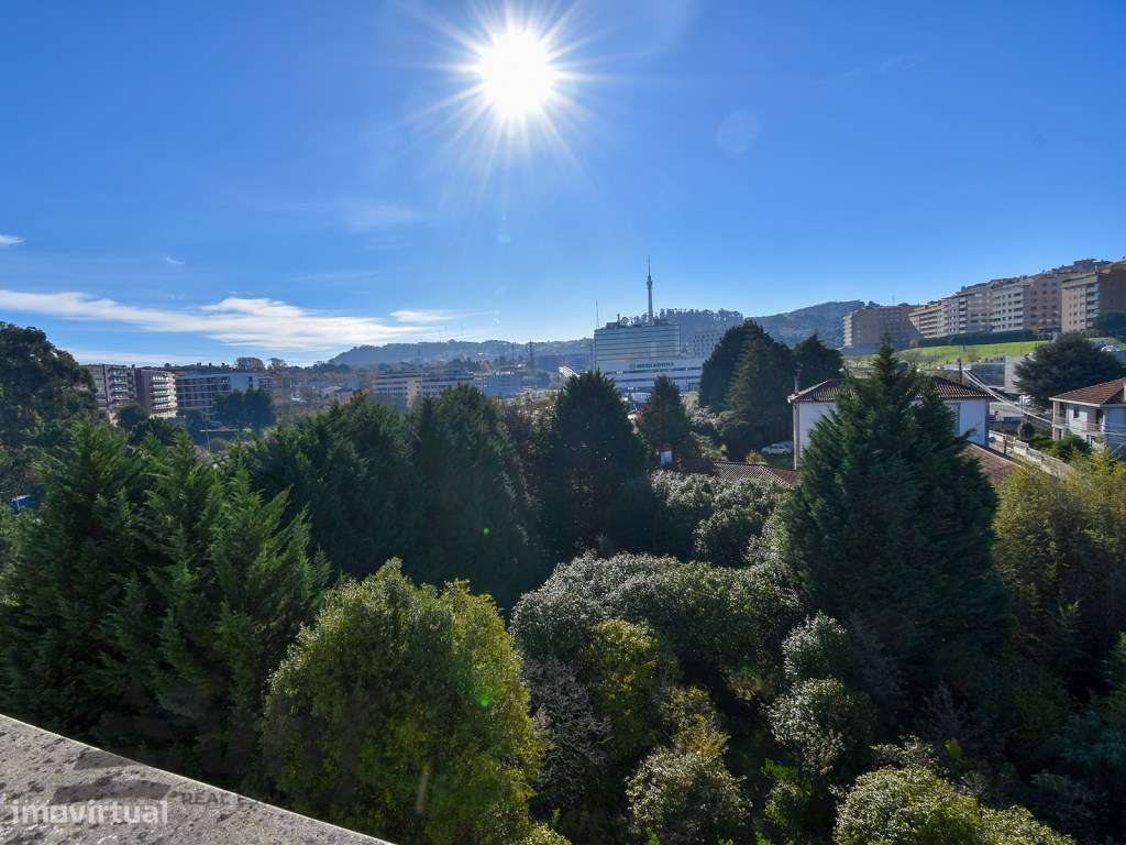 Oportunidade Única: T5 de Excelência no Condomínio Jardim das Camélias-27