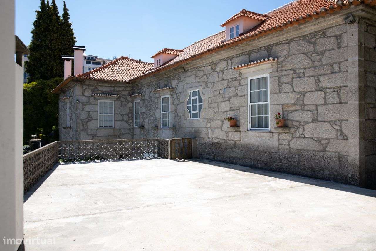 Quinta  T9+ com jardim no centro de Castro Daire - Grande imagem: 4/47