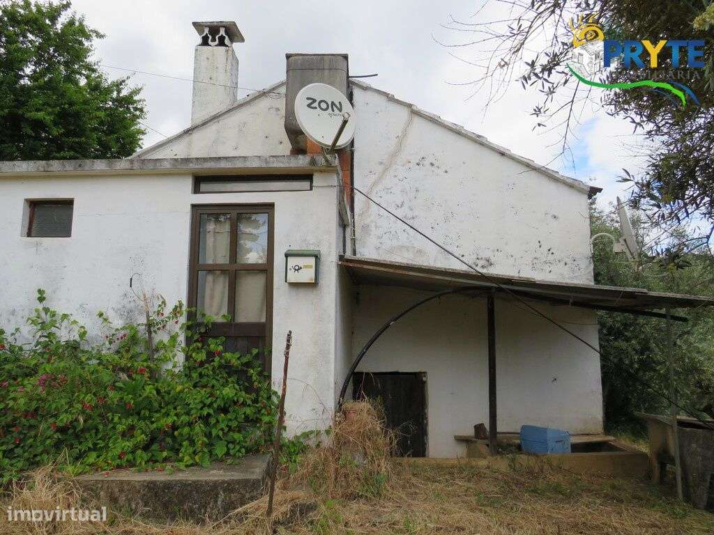 Pequena quinta a confinar com a Ribeira situada perto de Oleiros-7