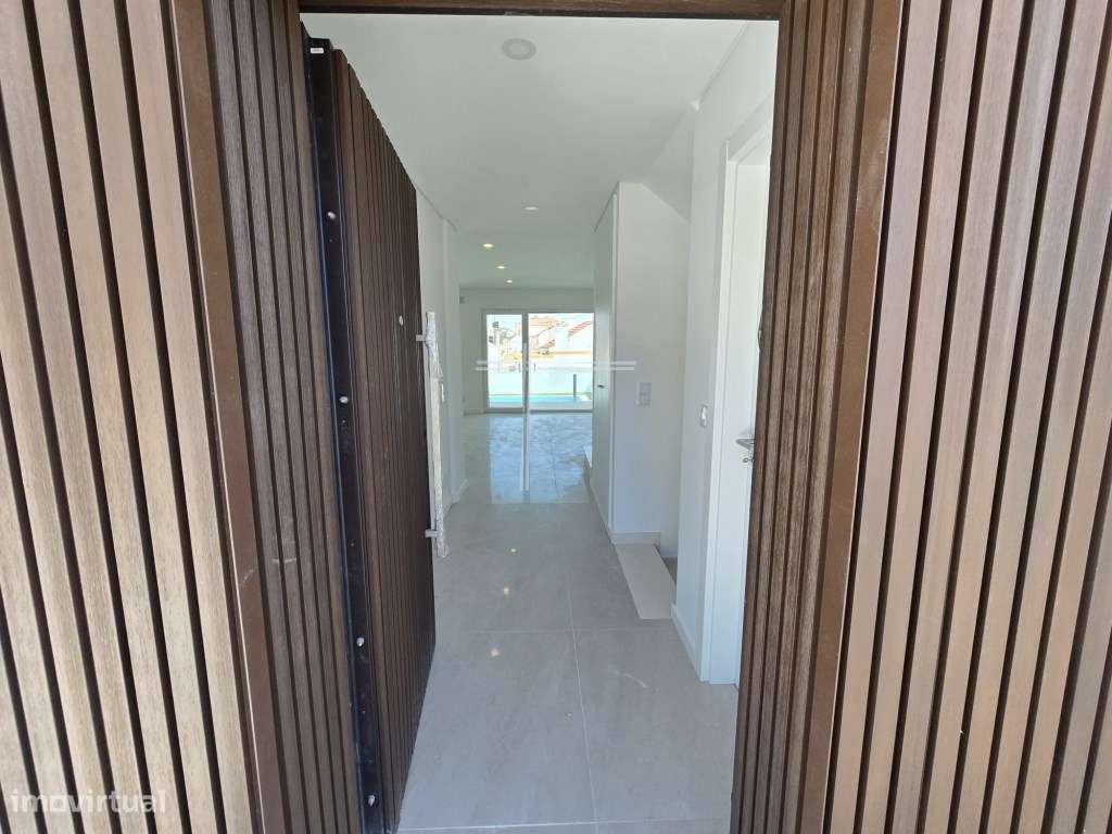 Moradia em banda T3, arquitetura contemporânea com garagem e piscin... - Grande imagem: 5/32