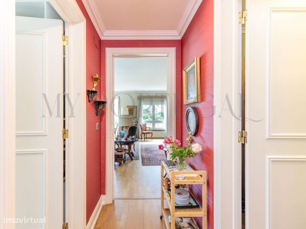 Elegância e História no Estoril: T2 com Vista Piscina no Condomínio...-20