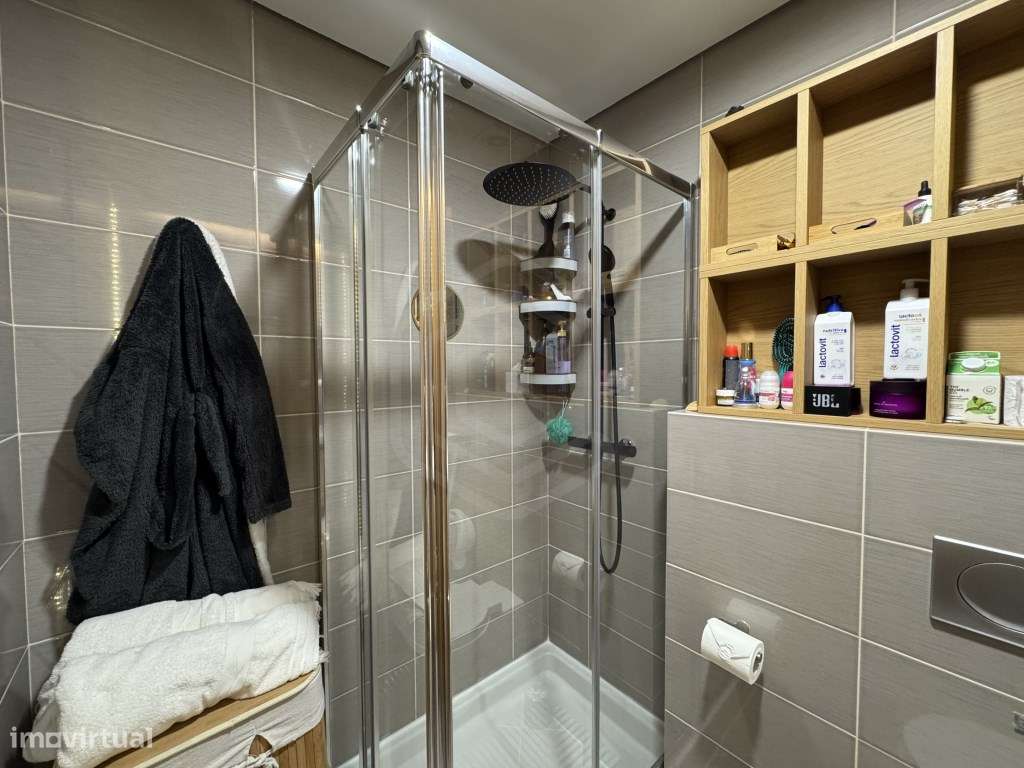 Apartamento T2 de arquitetura moderna inserido em condomínio com pi...-11