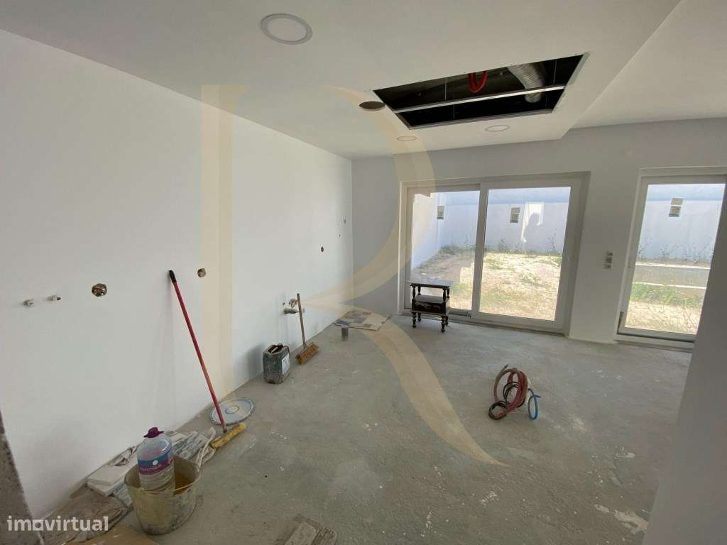 Moradia isolada T4 por terminar na Charneca da Caparica-34