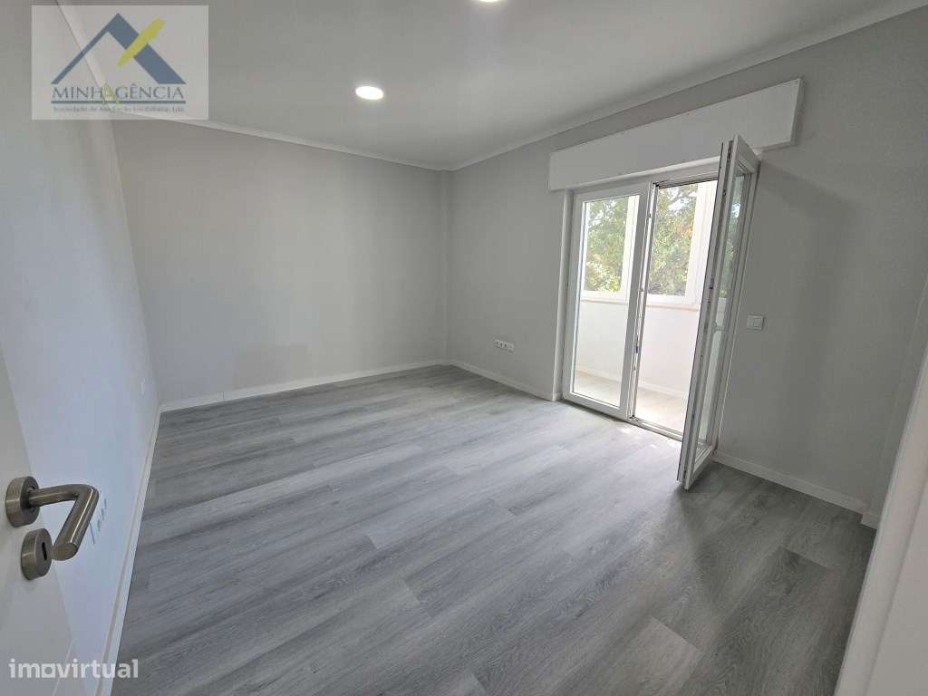 Apartamento T2 remodelado com arrecadação em Setúbal-9