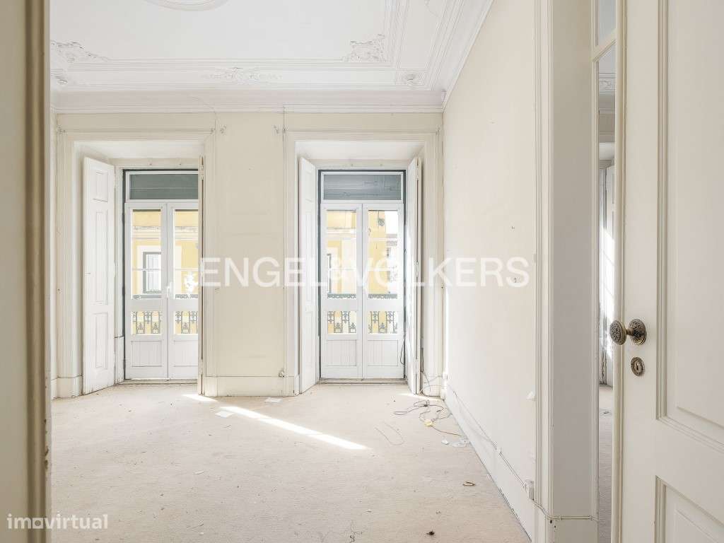 OPORTUNIDADE: T3 para remodelação próximo da Praça das Flores - Grande imagem: 3/42