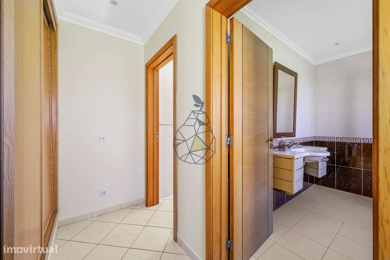 Moradia T5 com Piscina Privada, Jardim e 5 Suites em Montechoro, Albuf-9