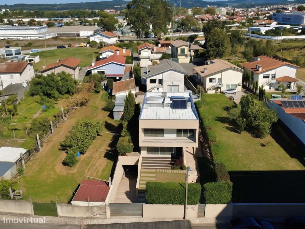 Moradia com elevador no centro da Trofa-33