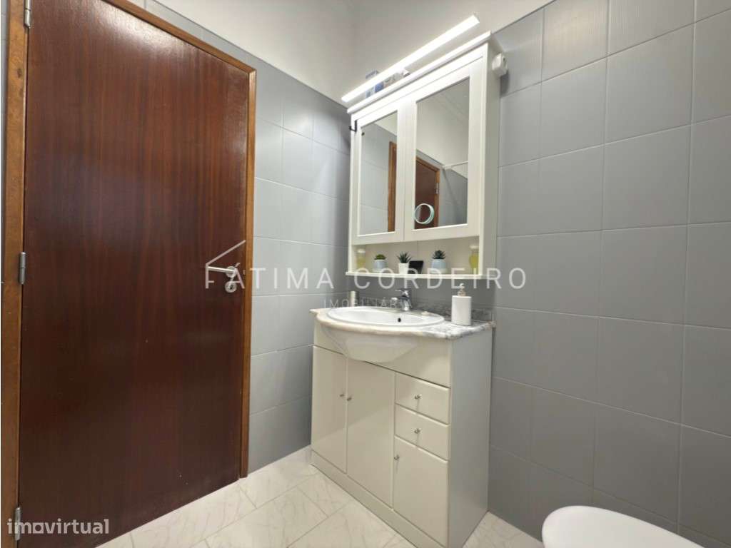 Moradia Isolada T5 em Lote de 375m² Excelente Estado - Sobreda-23