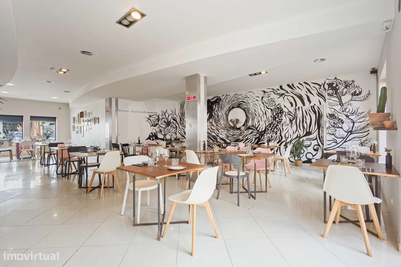 Dois espaços comerciais emblemáticos para trespasse no Baleal - Grande imagem: 5/32