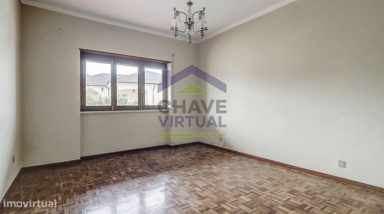 Moradia V3 com Terreno Urbano e Garagem - Seixal, Lourinhã-13