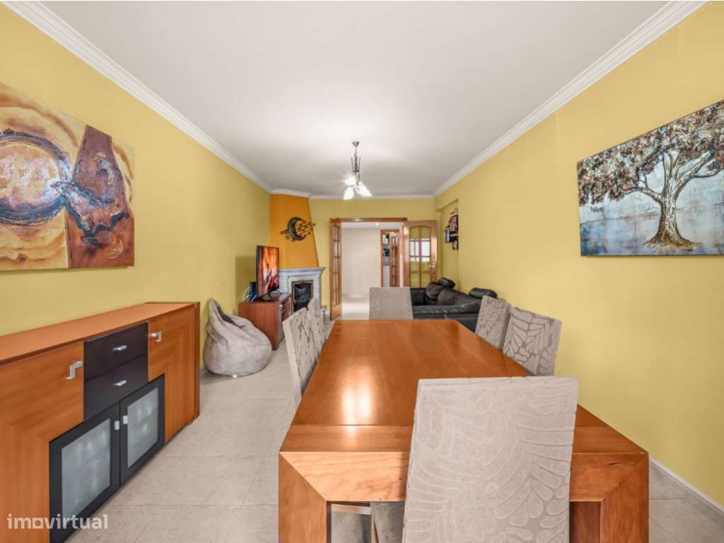 Apartamento T3 com Varanda e Garagem Box, na Quinta da Piedade-4