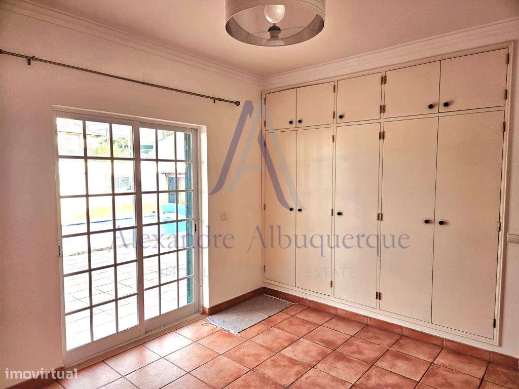 Moradia Isolada T4 de Prestígio com Piscina e Jardim-25