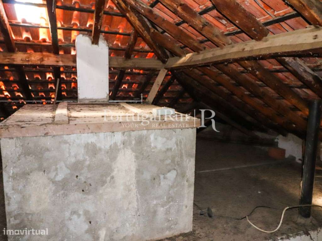 Quinta com casa de habitação T5 e diversas construções-58