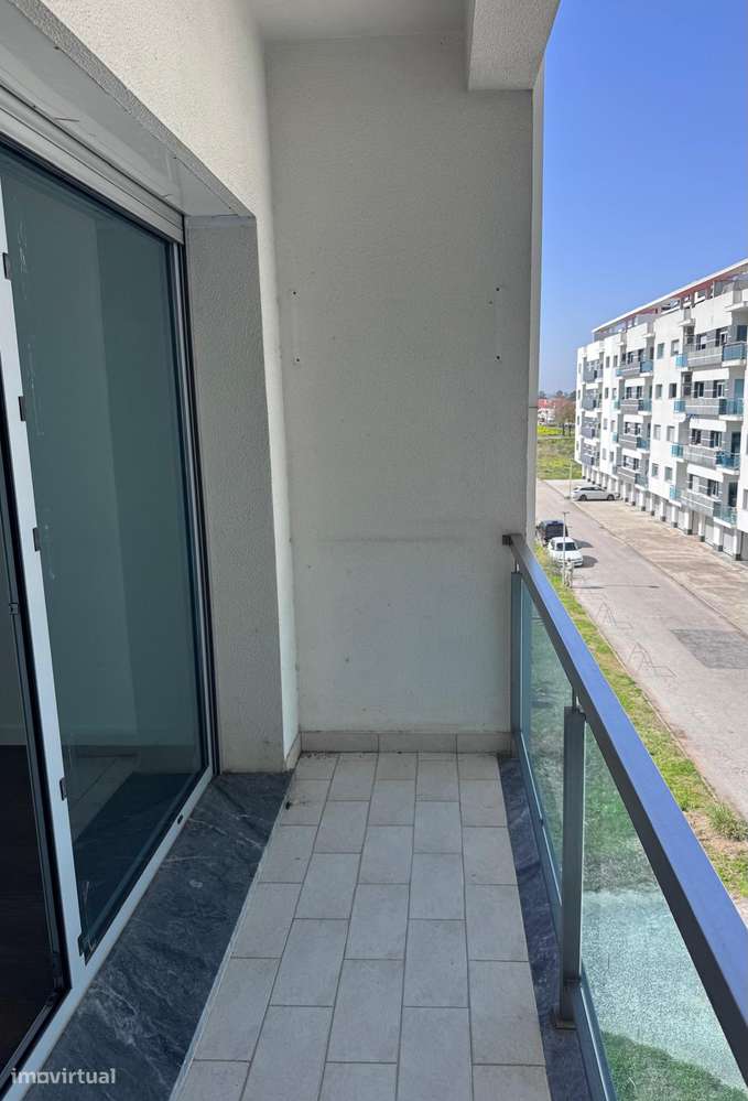 T2 com varanda, garagem e terraço no Entroncamento-6