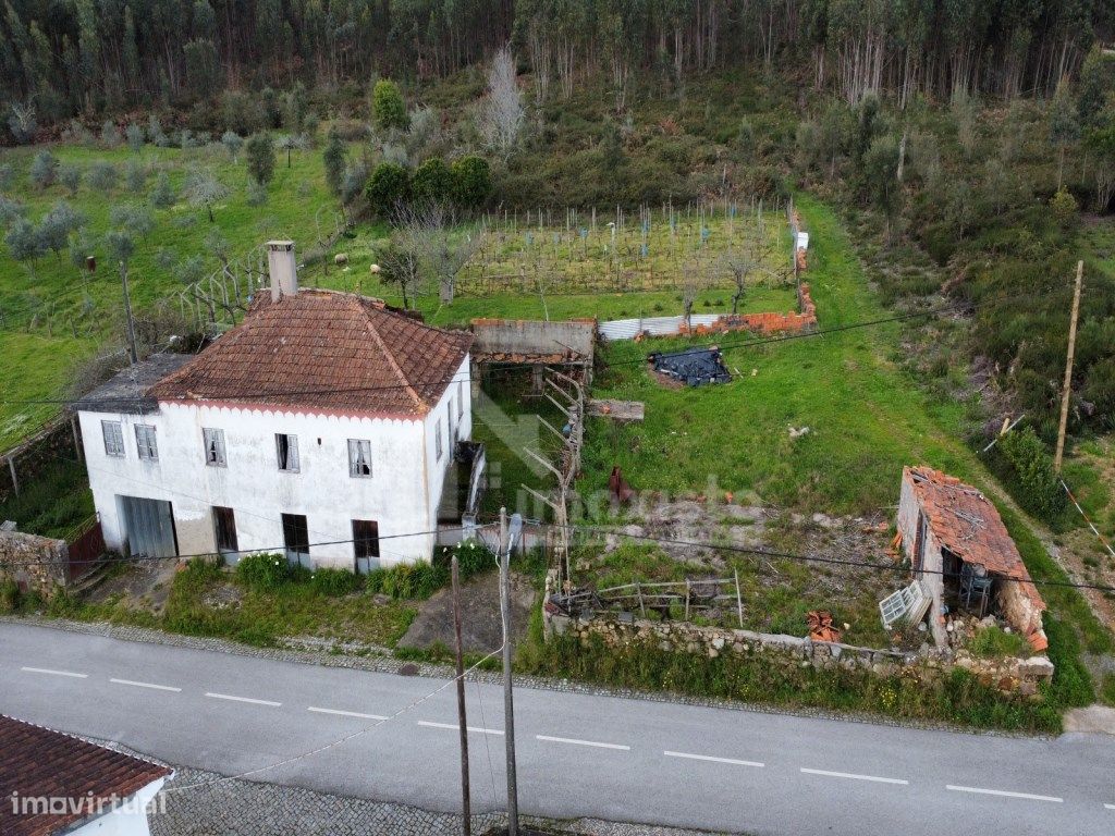 Moradia com terreno e anexos em Figueiró dos Vinhos