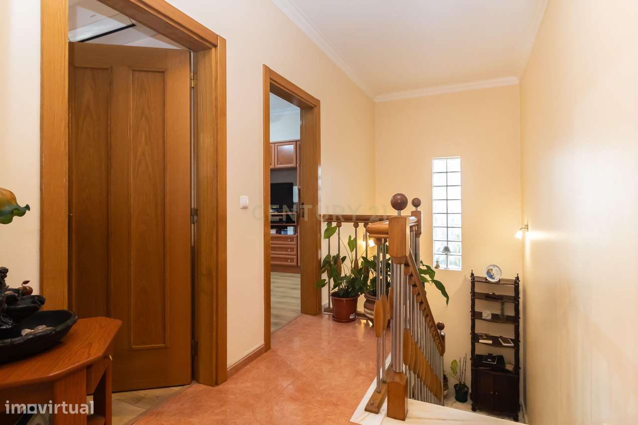 Moradia T4 Independente com garagem e jardim em Setúbal-37