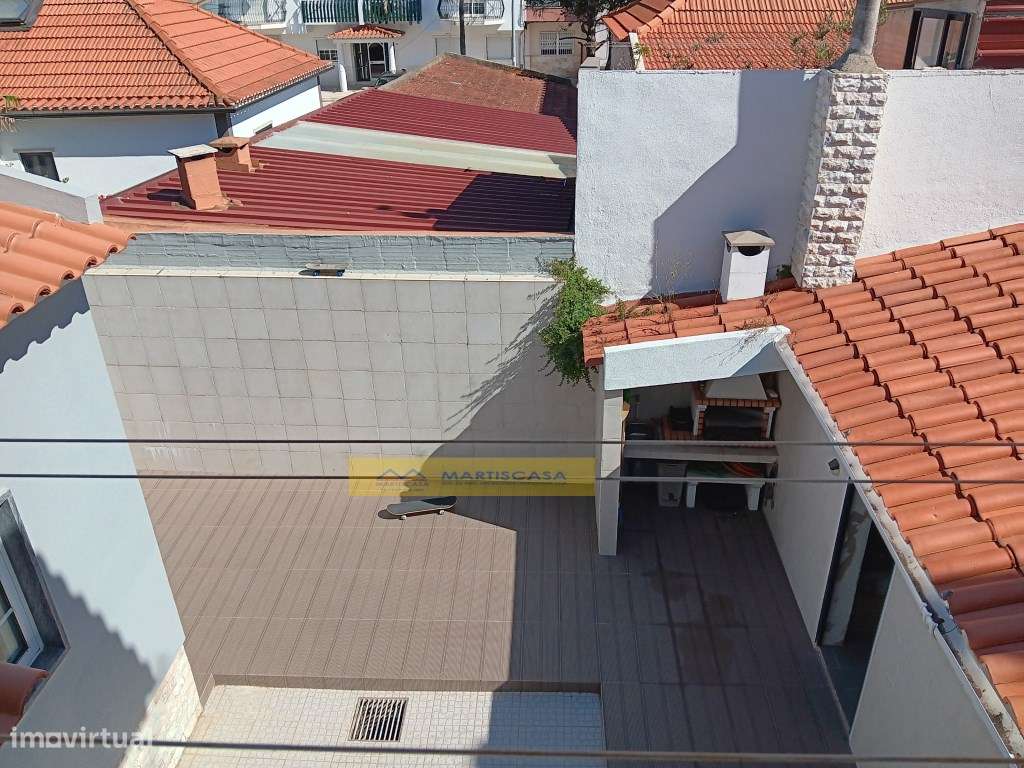 Moradia T4 totalmente remodelada, garagem, sotão e espaço exterior,...-31