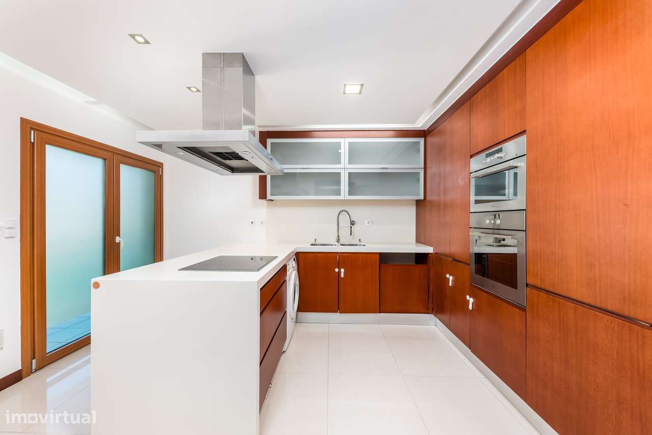 T2 | Condomínio Qta. Comendadeiras | Piscina | Varandas | Parqueamento-9