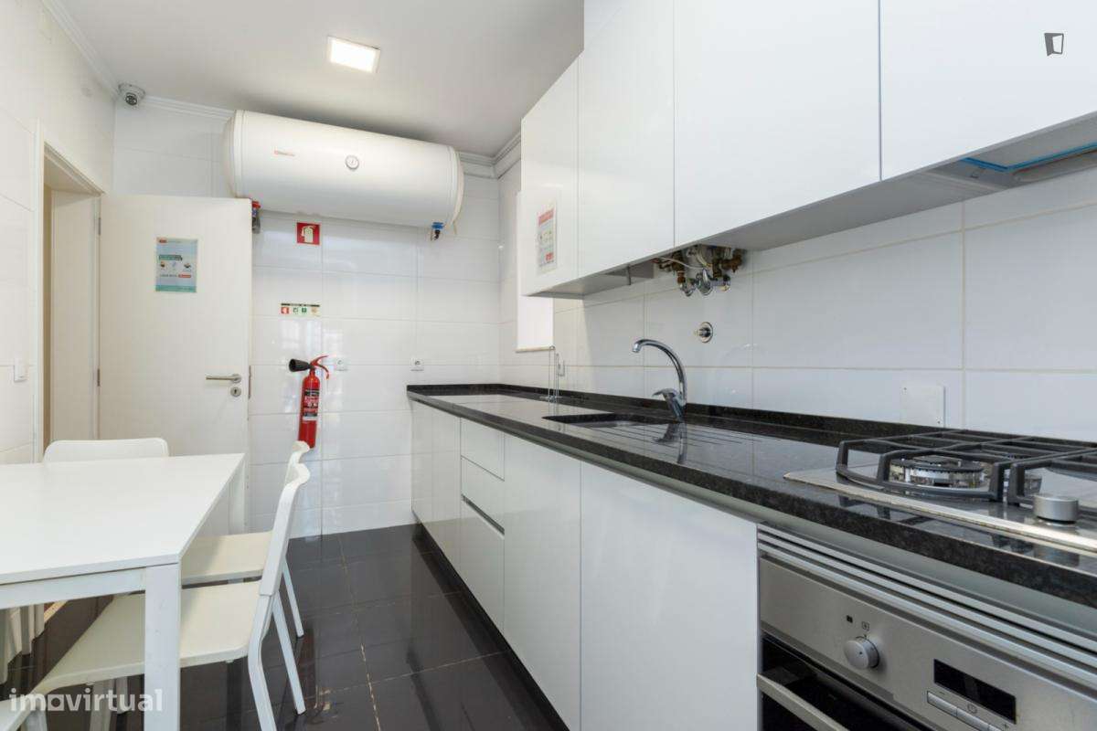 Quarto - localizado em Intendente Lisbon - Grande imagem: 4/17