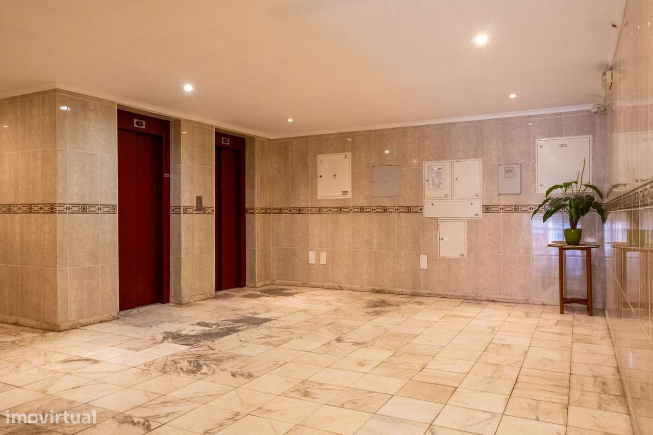 Apartamento T2 Espaçoso em Armação de Pêra com Garagem!-4