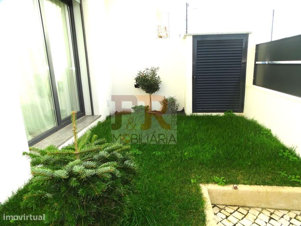 Semi-Nova Geminada Duplex T3 com Piscina Fernão Ferro-55