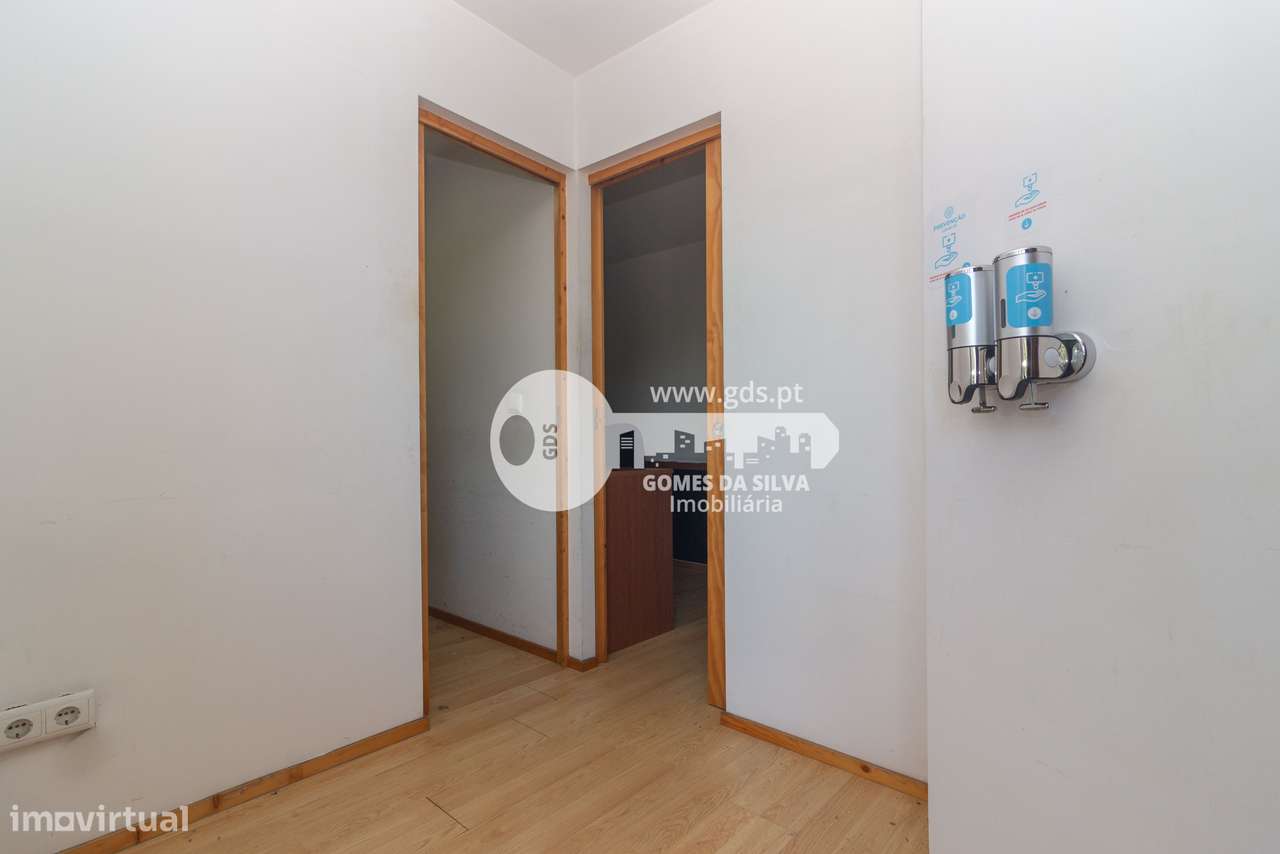 Moradia T3+1 com Espaços Comerciais – Ideal para Viver e Investir-46
