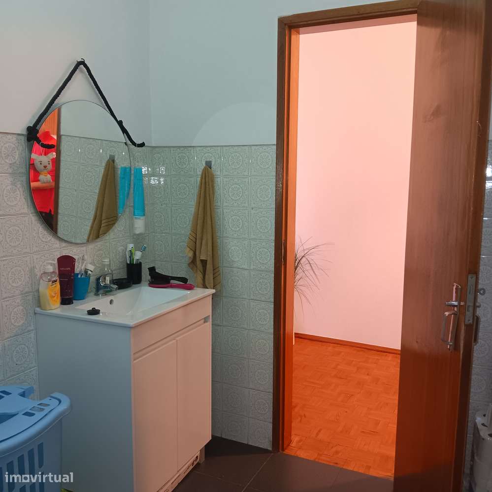 Apartamento T2 com varanda e bom potencial-14
