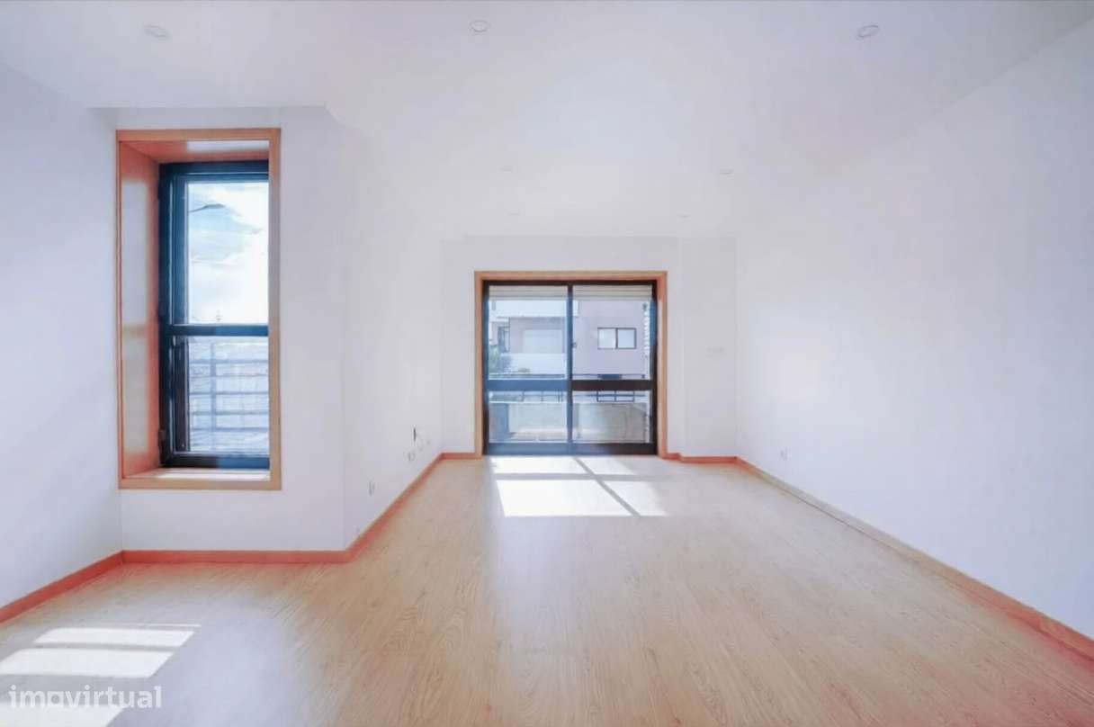 T2 Renovado Excelente Luminosidade, Varandas e Acabamentos Modernos-17